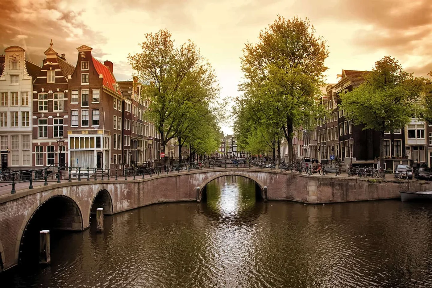 Los canales de Ámsterdam al atardecer