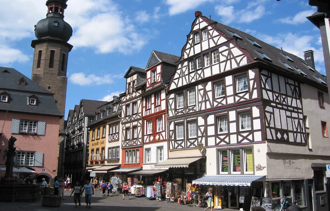 Casas tradicionales en una calle de Cochem, Alemania