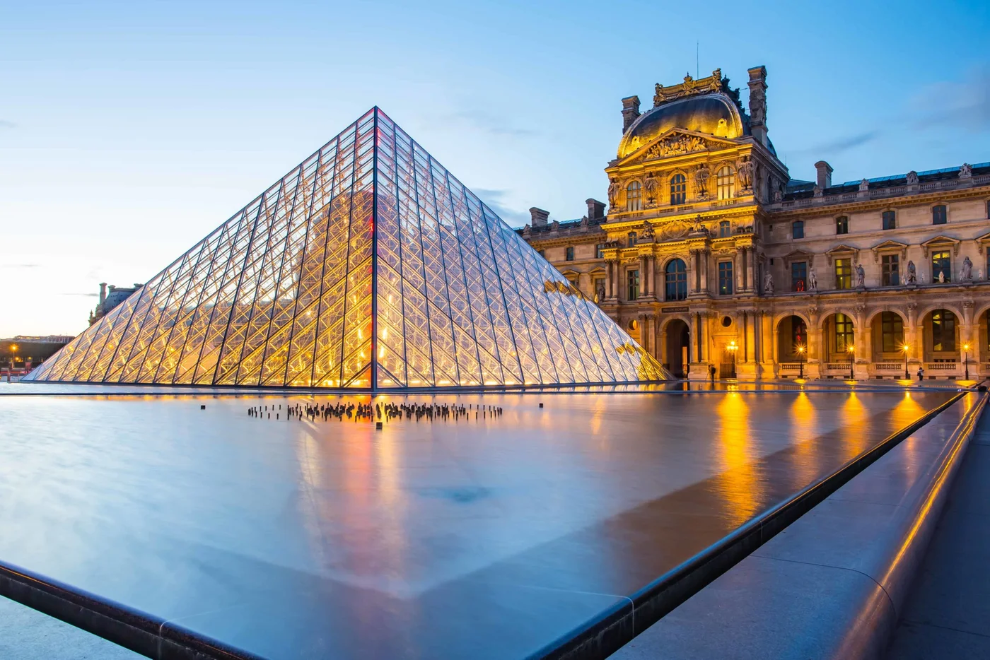 El Museo del Louvre al anochecer, París