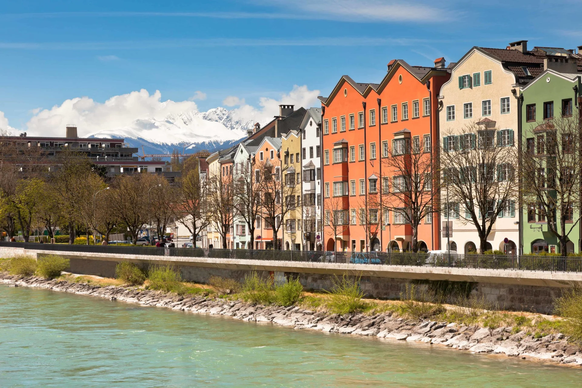 Las fachadas de Innsbruck junto al río Inn, con los Alpes al fondo